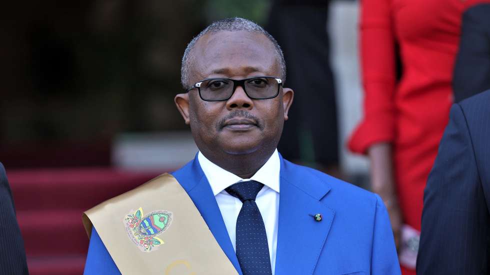 O Presidente da Guiné-Bissau, Umaro Sissoco Embaló, posa durante a cerimónia da entrega da chave da cidade de Maputo, em Moçambique, 20 de junho de 2024. O Presidente da Guiné-Bissau, iniciou na quarta-feira uma visita de Estado de três dias a Moçambique com a cooperação entre os dois países na agenda. LUÍSA NHANTUMBO/LUSA