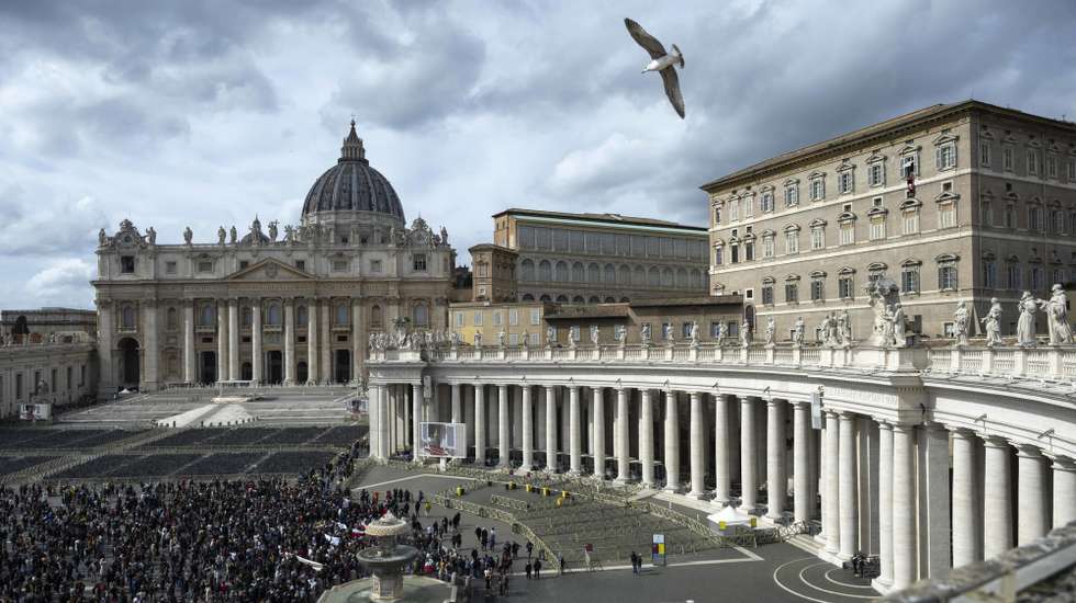 epa11196167 A handout photo made available by the Vatican Media shows faithful gathered at St. Peter's Square to listen to Pope Francis leading his Angelus prayer from the window of his office, at the Vatican City, 03 March 2024.  EPA/VATICAN MEDIA / HANDOUT  HANDOUT EDITORIAL USE ONLY/NO SALES HANDOUT EDITORIAL USE ONLY/NO SALES
