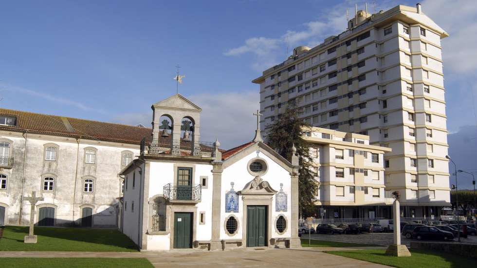 A população de Viana do Castelo e os turistas que visitam a cidade aplaudiram hoje a obra de recuperação da Igreja das Almas, que acaba de ser premiada pelo Instituto da Habitação e da Reabilitação Urbana (IHRU), Viana do Castelo, 4 de dezembro de 2009.  (ACOMPANHA TEXTO) ARMENIO BELO/LUSA