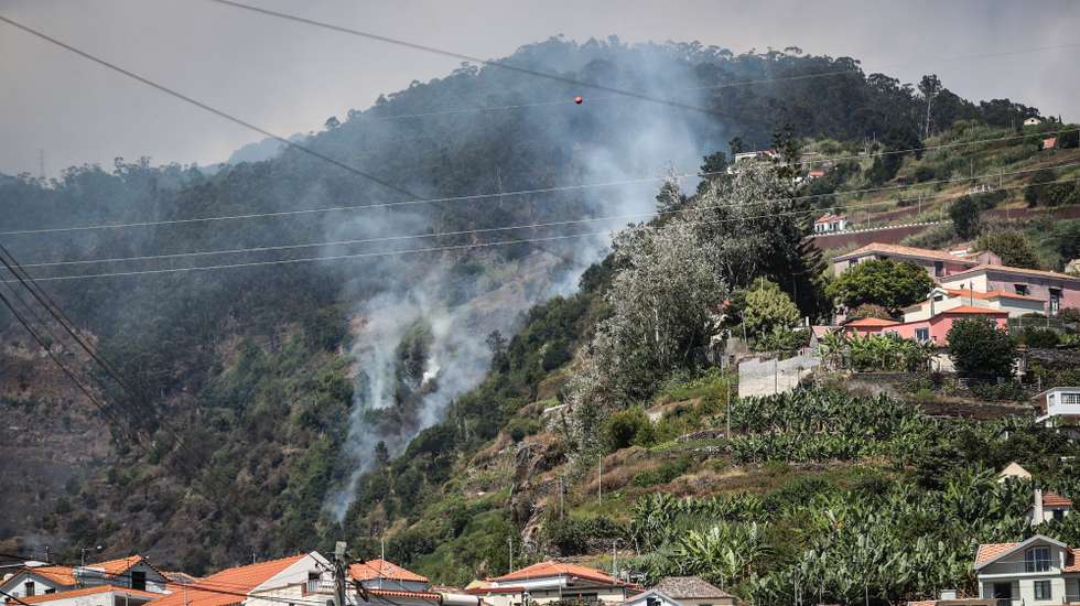 Nuvens de fumo elevam-se no local do incêndio no sítio da Lombada no concelho da Ponta do Sol, 24 de agosto de 2024, O incêndio rural na ilha da Madeira deflagrou no dia 14 de agosto, nas serras do município da Ribeira Brava, propagando-se progressivamente aos concelhos de Câmara de Lobos, Ponta do Sol e, através do Pico Ruivo, Santana. HOMEM DE GOUVEIA/LUSA