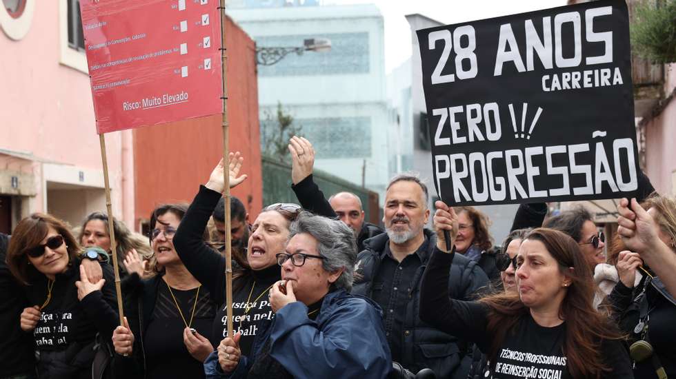 Manifestação de técnicos da Direção Geral de Reinserção e Serviços Prisionais durante a greve de 24 horas convocada pelo SinDGRSP - Sindicato dos Técnicos da Direção Geral de Reinserção e Serviços Prisionais (SinDGRSP). Com os objetivos de rever e valorizar a Carreira Única – Especial, pela abertura de concursos de promoção (já aprovados pelo Ministério da Finanças), pelo reforço de recursos humanos, e pelo pagamento dos suplementos (Ónus; Risco e Penosidade) a todos os trabalhadores, 23 de fevereiro de 2024.  MANUEL DE ALMEIDA/LUSA