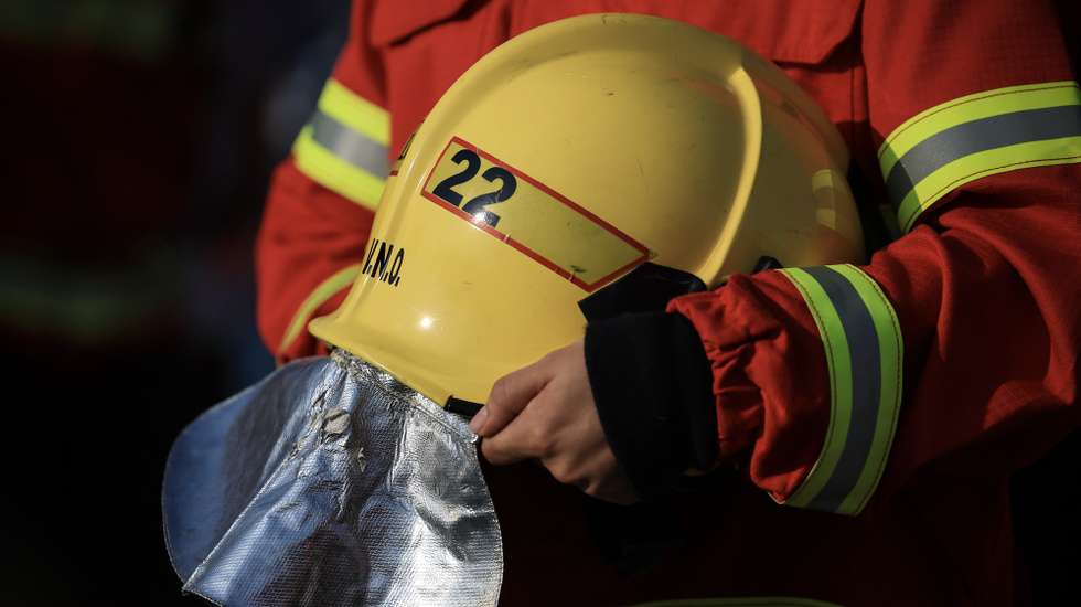 Cerimónias fúnebres dos três bombeiros de Vila Nova de Oliveirinha falecidos no combate ao incêndio do concelho de Tábua no dia 17 de setembro, Vila Nova de Oliveirinha, 21 de setembro de 2024. Sete pessoas morreram e 177 ficaram feridas devido aos incêndios que atingiram desde domingo sobretudo as regiões Norte e Centro do país e destruíram dezenas de casas. A área ardida em Portugal continental desde domingo ultrapassa os 124 mil hectares, segundo o sistema europeu Copernicus, que mostra que nas regiões Norte e Centro já arderam mais de 116 mil hectares, 93% da área ardida em todo o território nacional. JOSÉ COELHO/LUSA