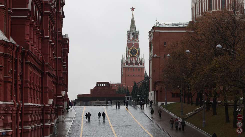 epa11731038 People walk outside the Kremlin during a cloudy day in Moscow, Russia, 20 November 2024.  EPA/MAXIM SHIPENKOV