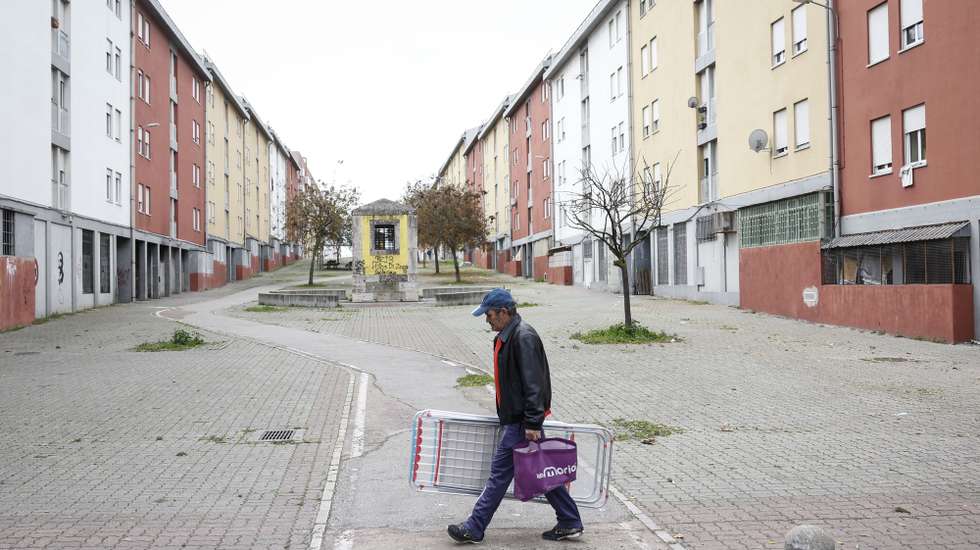 Reportagem no Bairro do Zambujal um mês após a morte de Odair Moniz, na Amadora, 20 de novembro de 2024. Odair Moniz, cidadão cabo-verdiano de 43 anos e morador no Bairro do Zambujal, foi baleado por um agente da Polícia de Segurança Pública (PSP) na madrugada de 21 de outubro no Bairro da Cova da Moura, no mesmo concelho, e morreu pouco depois no Hospital São Francisco Xavier. ANTÓNIO PEDRO SANTOS/LUSA