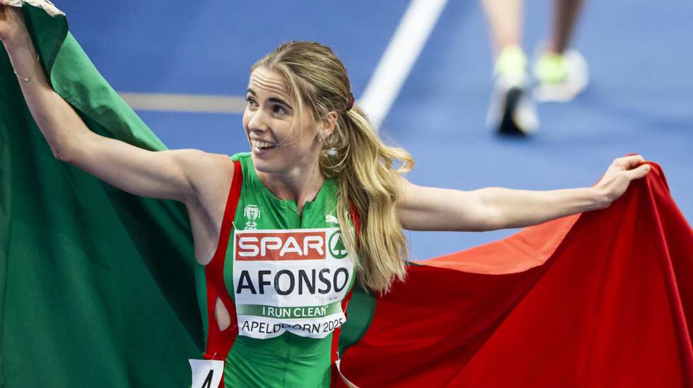 epa11952213 Salome Afonso of Portugal celebrates during the Women's 3000 meter final at the European Athletics Indoor Championships in Apeldoorn, Netherlands, 09 March 2025.  EPA/Iris van den Broek
