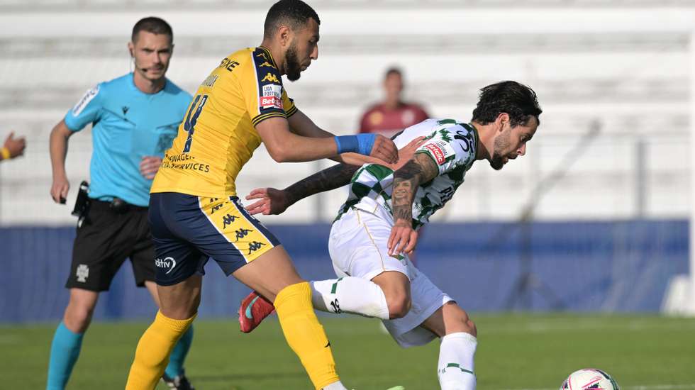 Ivo Rodrigues (D) do Moreirense disputa a bola com Yanis Begraoui do Estoril Praia no jogo da 33ª jornada da Primeira Liga de Futebol, realizado no estádio Comendador Joaquim de Almeida Freitas em Moreira de Cónegos,  11 de maio de 2025. FERNANDO VELUDO/LUSA