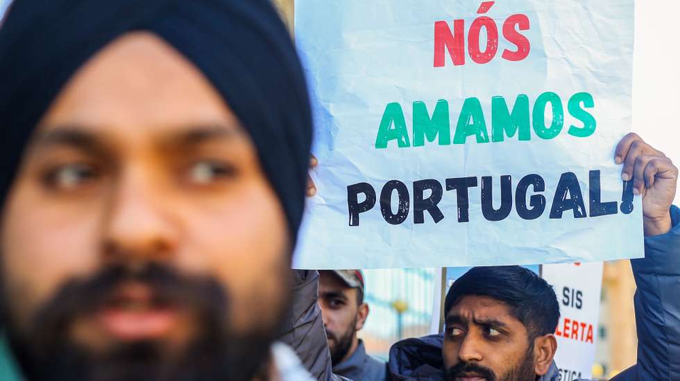 Imigrantes participam na manifestação promovida pela Associação Solidariedade Imigrante para exigir que os problemas das comunidades sejam incluídos no debate político, junto à loja do Porto da Agência para a Integração, Migrações e Asilo (AIMA), no Porto, 23 de abril de 2025. JOSÉ COELHO/LUSA