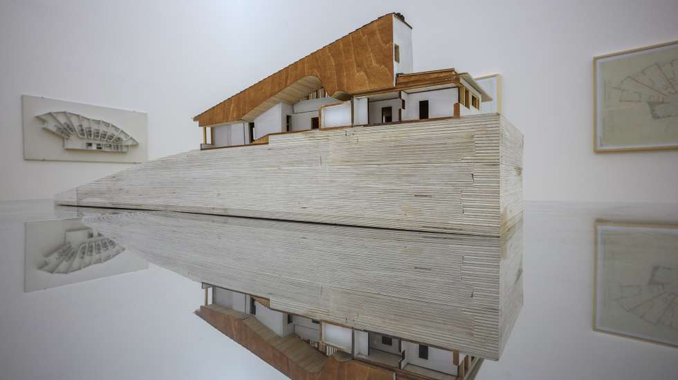 Visita de imprensa à exposição "Aalto", que antecipa os 50 anos da morte de Alvar Aalto, falecido em 1976 e que destaca o vasto legado arquitetónico criado pelo arquiteto focado na vertente humanista e na ligação orgânica entre arquitetura e natureza, na Fundação de Serralves, no Porto, 17 de julho de 2025. RICARDO CASTELO/LUSA