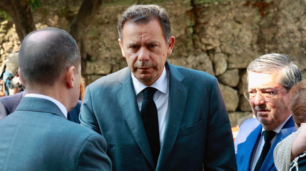 O primeiro-ministro, Luis Montenegr (C), à chegada para as cerimónias fúnebres do bombeiro que faleceu num accidente de viação no domingo quando ia a caminho de um incêndio na Covilhã, 19 de agosto de 2025.  MIGUEL PEREIRA DA SILVA/LUSA