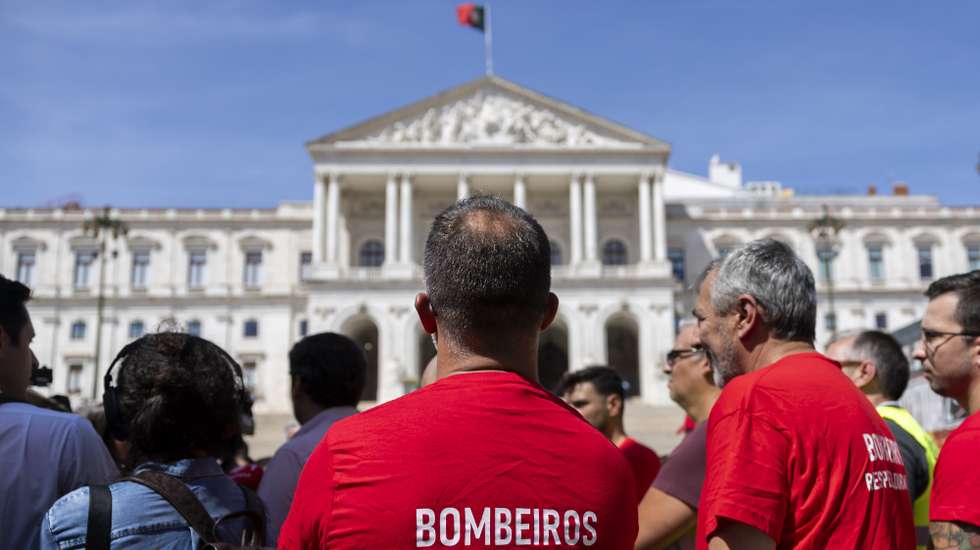 Protesto de bombeiros que foi convocado nas redes sociais e que dura até 15 de setembro, junto à Assembleia da República, em Lisboa, 13 de setembro de 2025. JOSÉ SENA GOULÃO/LUSA