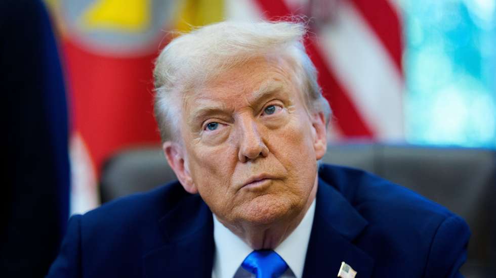 epa12391164 United States President Donald J Trump looks on to the media during an Executive Order signing which authorizes the new Trump Gold Card, a visa program to be overseen by the Secretary of Commerce 'that will facilitate the entry of aliens who have demonstrated their ability and desire to advance the interests of the United States by voluntarily providing a significant financial gift to the nation' in the Oval Office of the White House in Washington, DC, USA, 19 September 2025.  EPA/Aaron Schwartz / POOL