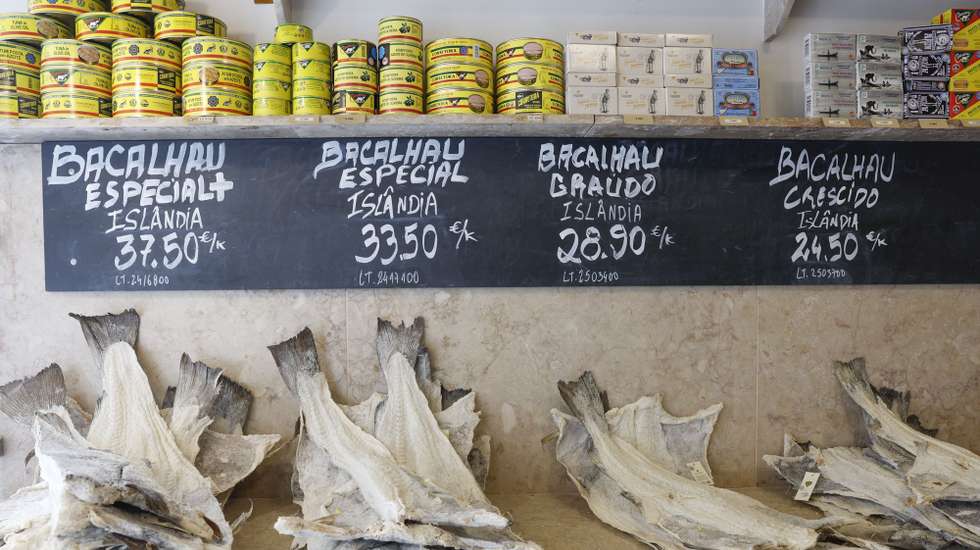 Bacalhau à venda na loja Manteigaria Nacional, na Praça do Rossio, em Lisboa, 18 de julho de 2025. Comércio tradicional. Bacalhau. Lojas com história. ANTÓNIO PEDRO SANTOS/LUSA