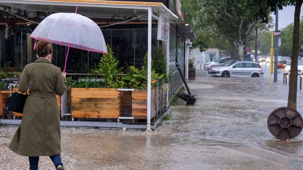Chuvas fortes e inundações devido à passagem da depressão Claudia, em Setúbal, 13 de novembro de 2025. O Instituto Português do Mar e da Atmosfera (IPMA) emitiu um novo aviso vermelho para o distrito de Santarém, que se junta ao de Setúbal, que estarão em vigor até às 10:00 de hoje devido à chuva. RUI MINDERICO/LUSA