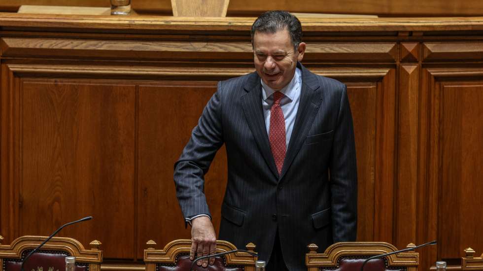 O primeiro-ministro, Luís Montenegro, à chegada para participar no debate final do Orçamento do Estado para 2026 (OE2026), na Assembleia da República, em Lisboa, 27 de novembro de 2025. TIAGO PETINGA/LUSA