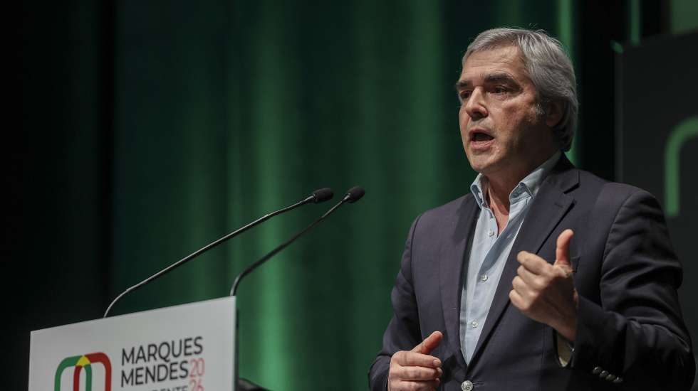 O ministro da Defesa Nacional, Nuno Melo intervém esta noite num comicio do candidato à Presidência da República, Luís Marques Mendes (ausente na fotografia) com apoiantes em Lamego, 11 de janeiro de 2026. Os portugueses elegem o novo Presidente da República em 18 de janeiro. MIGUEL A. LOPES/LUSA