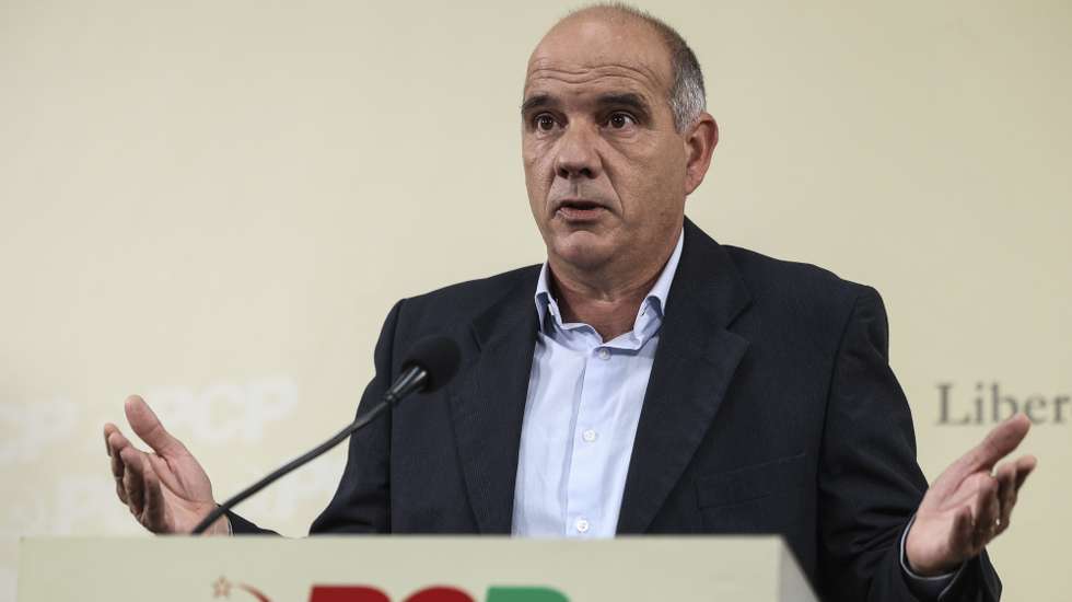 O secretário-geral do Partido Comunista Português (PCP) Paulo Raimundo, durante uma conferência de imprensa da Reunião do Comité Central para analisar a situação política e social e tarefas do partido na sede do partido em Lisboa, 15 de dezembro de 2025. TIAGO PETINGA/LUSA