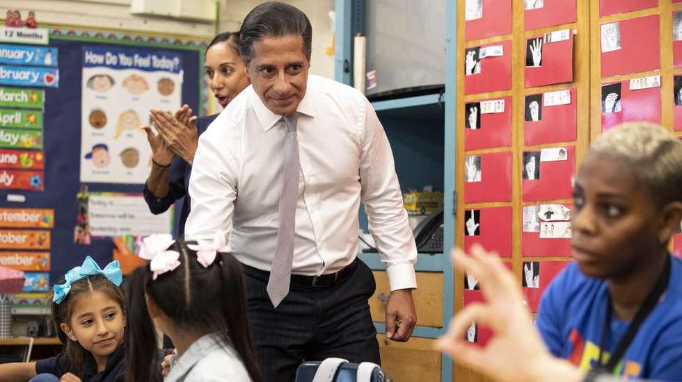 epa10123369 LAUSD Superintendent Alberto Carvalho interacts with students in a classroom at Marlton School, a public special school for the deaf and hard of hearing students in Los Angeles, California, USA, 15 August 2022. Students will no longer have to take weekly COVID tests or wear masks indoors after the Los Angeles Unified School District (LAUSD) relaxed COVID-19 protocols.  EPA/ETIENNE LAURENT