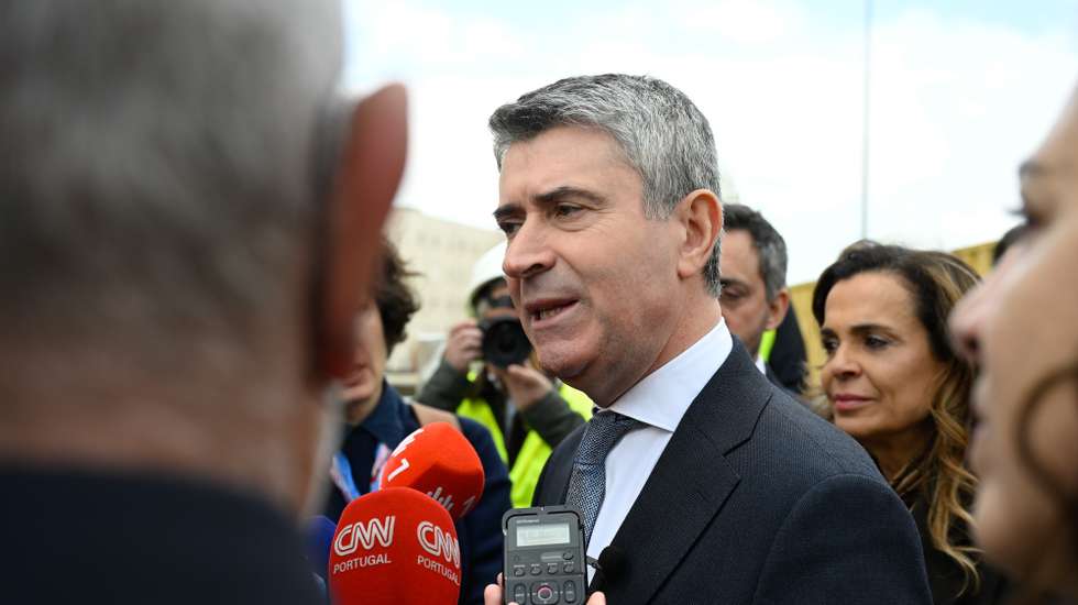O secretário-geral do Partido Socialista (PS), José Luís Carneiro, fala aos jornalistas no final da visita ao Conjunto Habitacional Flor do Infesta, no âmbito do projeto de alojamento estudantil do Politécnico do Porto,  São Mamede Infesta, Matosinhos, 11 de março de 2026. FERNANDO VELUDO/LUSA