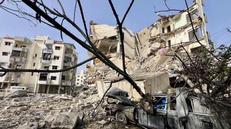 epaselect epa12869064 Damage at the site of an Israeli airstrike in the southern port city of Tyre, Lebanon, 04 April 2026. The Lebanese Ministry of Public Health reported that as of 04 April, over 1,400 people have been killed and 4,200 others injured since the start of renewed hostilities between Israel and Hezbollah.  EPA/STRINGER