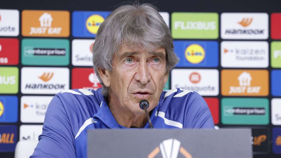 epa12891529 Real Betis head coach Manuel Pellegrini gives a press conference at Betis Sports City, Seville, Andalusia, Spain, 15 April 2026. Betis will face SC Braga in their UEFA Europa League quarter-final match on 16 April 2026.  EPA/JULIO MUNOZ