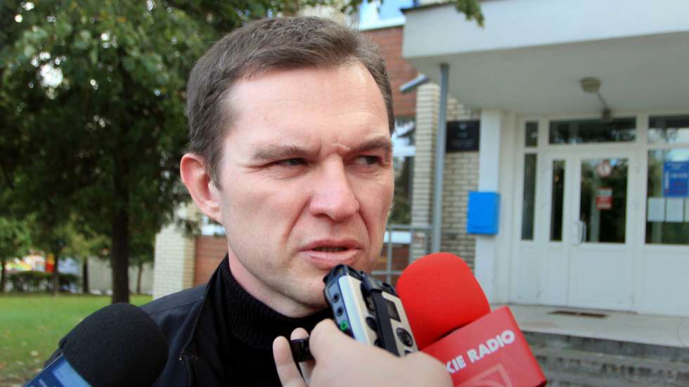 epa12472124 (FILE) Andrzej Poczobut, a correspondent for one of Poland's major newspapers, Gazeta Wyborcza, speaks to media in front of a court in Grodno, Belarus, 23 September 2013 (reissued 22 October 2025). European Parliament President Roberta Metsola announced on 22 October that Polish-Belarusian journalist Andrzej Poczobut, who is serving an 8 year sentence in Belarus, and Georgian journalist Mzia Amaglobeli, who is serving a 2 year sentence in Georgia, were awarded the Sakharov Prize for Freedom of Thought.  EPA/Stringer *** Local Caption *** 51011837