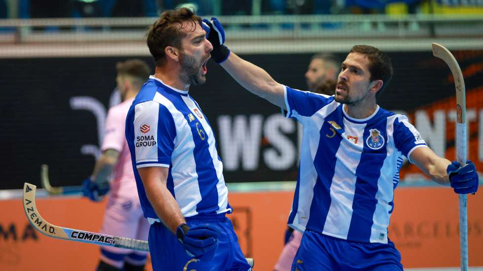 O jogador do FC Porto, Edu Lamas (E), festeja após marcar um golo contra o OC Barcelos, durante o jogo da final da Taça Continental de Hóquei em patins, realizado no Pavilhão Municipal de Barcelos, em Barcelos, 26 de outubro de 2025. MANUEL FERNANDO ARAÚJO/LUSA
