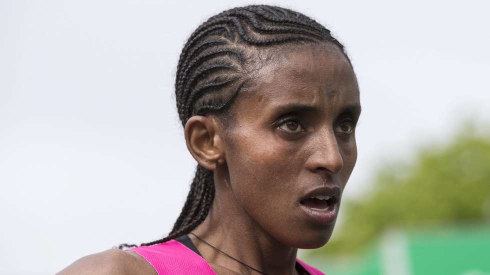 epa04156347 Ethiopian runner Melese Yebrgual competes during the Paris Marathon 2014 for the Women's second place in Paris, France, 06 April 2014.  EPA/ETIENNE LAURENT