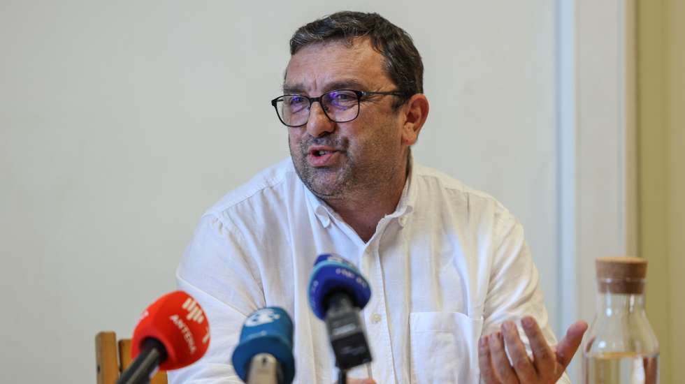 O presidente do Sindicato dos Jornalistas, Luís Filipe Simões, intervém durante uma conferência de imprensa do SJ para anunciar a greve geral de jornalistas para dia 19 de março em protesto contra os baixos salários, a precariedade e a degradação acentuada das condições de exercício do jornalismo, Lisboa, 19 de fevereiro de 2024. MIGUEL A. LOPES/LUSA