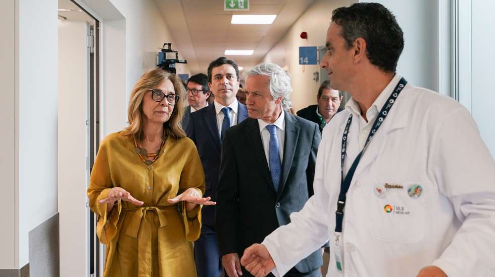 A ministra da Saúde, Ana Paula Martins (E), acompanhada pelo presidente da Câmara Municipal de Vila Nova de Famalicão, Mário Passos (2-D), e pelo presidente do Conselho de Administração da ULS do Médio Ave, Luís Vales (2-E), durante a inauguração da nova Unidade de Saúde Familiar de São Miguel-o-Anjo, Vila Nova de Famalicão, 23 de junho de 2026. HUGO DELGADO/LUSA