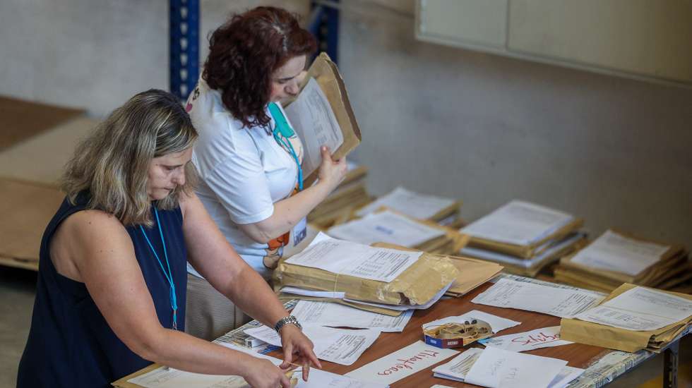 Funcionárias organizam exames no local onde são guardados os exames, digitalizados e distribuídos, em Sintra, 06 de julho de 2026. O ministro da Educação, Ciência e Inovação, Fernando Alexandre, e o secretário de Estado Adjunto e da Educação, Alexandre Homem Cristo, visitaram hoje as instalações. TIAGO PETINGA/LUSA