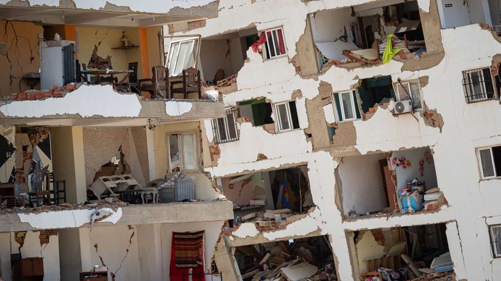 epaselect epa13130908 Debris from buildings that collapsed during the earthquakes remains in La Guaira, Venezuela, 22 July 2026 (issued 24 July 2026). Two consecutive earthquakes, with magnitudes of 7.2 and 7.5, struck north-central Venezuela on 24 June, with La Guaira the worst-affected area.  EPA/RONALD PENA R