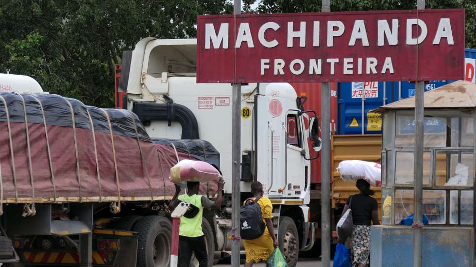 Mulheres "viúvas de frete" carregam trouxas e embrulhos na cabeça na principal passagem terrestre entre Moçambique o Zimbábue, a fronteira de Machipanda, no Chimoio, Moçambique, 20 de fevereiro de 2023. Há muitas cargas a circular porque o Zimbábue voltou a viver uma derrapagem económica, acentuada com uma grave escassez de dólar americano, que circula em paralelo com o “bond” zimbabueano, altamente desvalorizado. (ACOMPANHA TEXTO DA LUSA DO DIA 05 DE MARÇO DE 2023). ANDRÉ CATUEIRA/LUSA