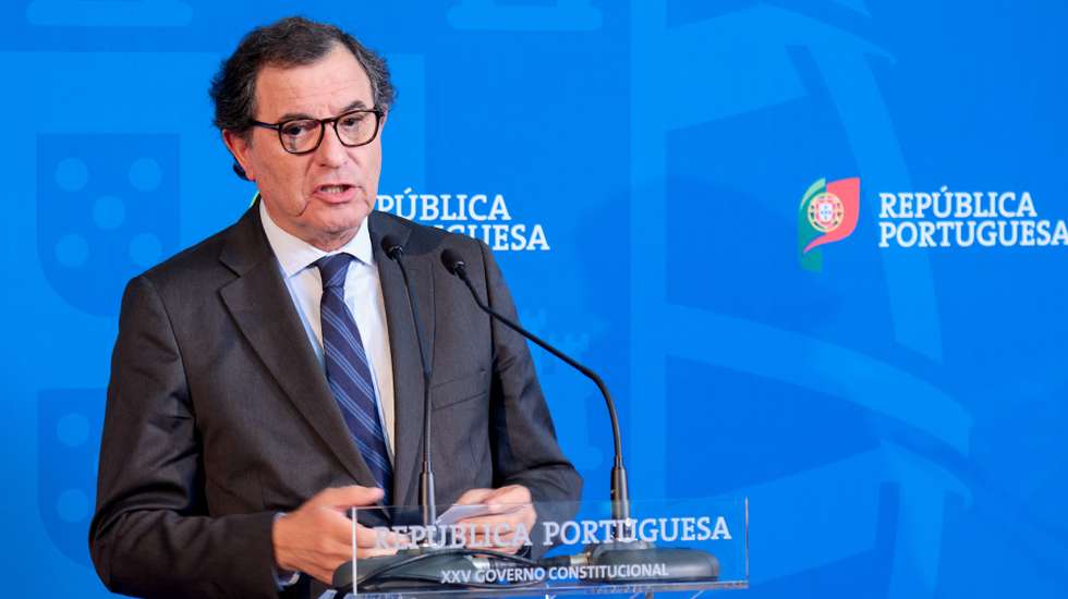 Manuel Castro Almeida, ministro da Economia, fala aos jornalistas após a reunião do Conselho de Ministros na Guarda, 1 de outubro de 2026.  MIGUEL PEREIRA DA SILVA/LUSA
