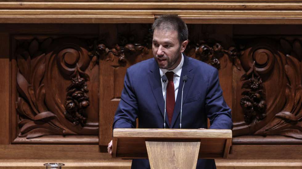 O deputado do Partido Socialista (PS) Luís Soares interpela o Governo durante o debate parlamentar proposto pela Comissão Parlamentar de Saúde, sobre o Serviço Nacional de Saúde , na Assembleia da República em Lisboa, 15 de setembro de 2023. MIGUEL A. LOPES/LUSA