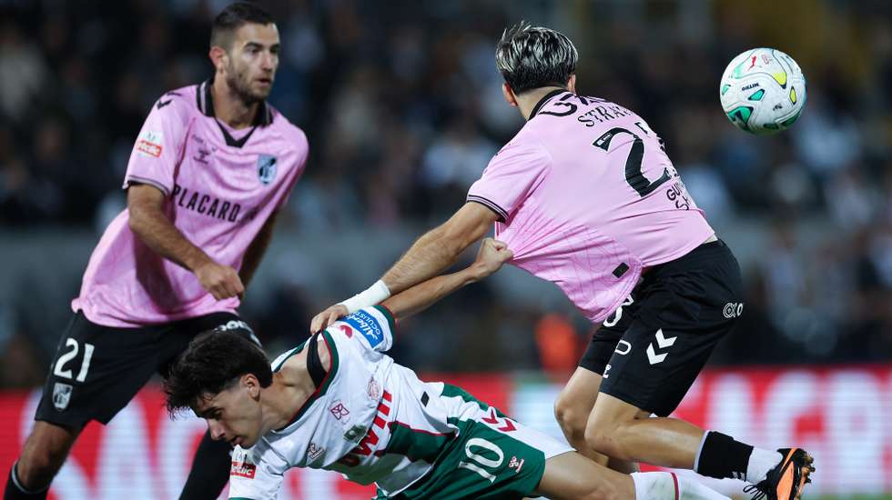 O jogador do Vitória de Guimarães, Tony Strata (D), disputa um lance com o jogador do Marítimo, Martín Tejón, durante o jogo da I Liga de futebol, realizado no estádio D. Afonso Henriques, em Guimarães, 23 de outubro de 2026. ESTELA SILVA/LUSA