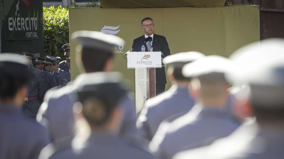 O Presidente da República, António José Seguro, intervém durante a cerimónia de entrega de espadas aos novos oficiais que ingressam no Quadro Permanente do Exército, na Academia Militar, em Lisboa, 01 de outubro de 2026. ANTÓNIO PEDRO SANTOS/LUSA