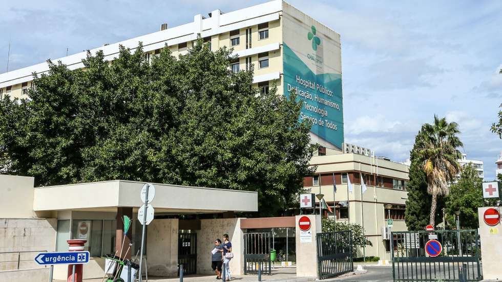 Em declarações à Lusa, o diretor clínico do CHUA, Horácio Guerreiro, disse que a médica "não foi afastada de funções", no entanto, ficou "sem orientador de formação e sem a confiança do diretor do serviço, o que a impede de exercer a atividade"