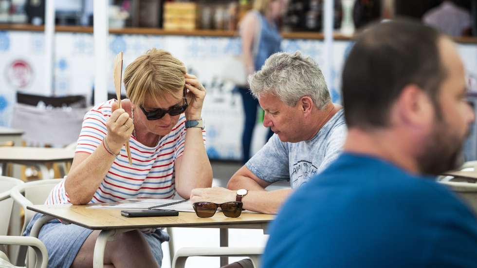 Turistas na ribeira do Porto, 8 de julho de 2022. Nos próximos dias, Segundo o Instituto Português do Mar e da atmosfera (IPMA), nos próximos dias, Portugal continental irá enfrentar uma situação de tempo quente persistente, que deverá dar origem a uma onda de calor em muitas áreas do território. .JOSÉ COELHO/LUSA