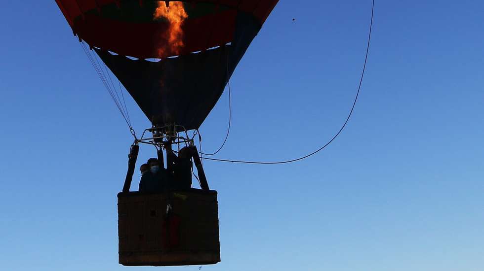 Participantes descolam para um voo em balão de ar quente, durante o 24º Festival Internacional Balões de Ar Quente que se realiza até dia 14 em várias localidades do norte alentejano, Alter do Chão, 09 de novembro de 2021. NUNO VEIGA/LUSA