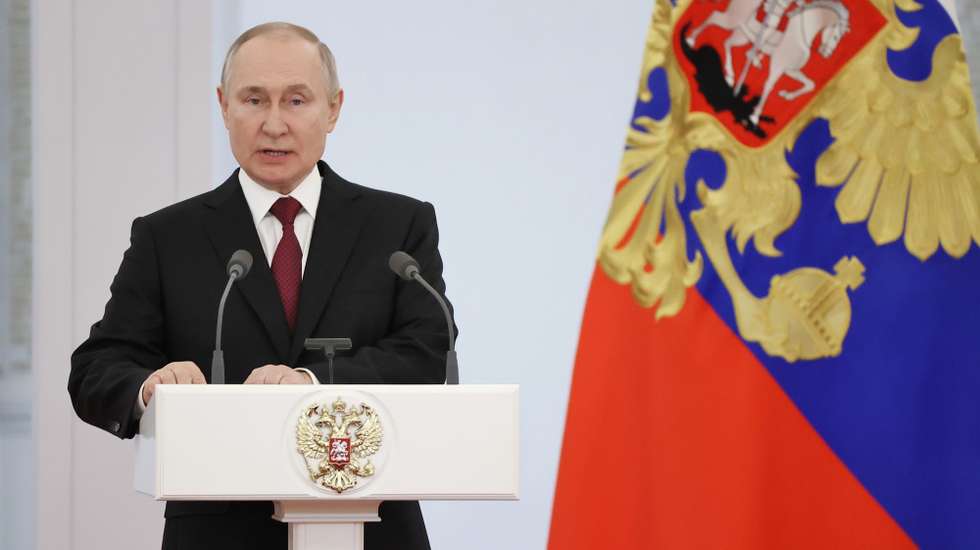 epa10354820 Russian President Vladimir Putin delivers a speech during a ceremony to award Golden Star medals to Heroes of Russia in the St. George's Hall of the Grand Kremlin Palace in the Kremlin in Moscow, Russia, 08 December 2022. More than 200 military and civilians who showed particular courage and heroism were invited to attend the ceremony.  EPA/SERGEI KARPUKHIN/KREMLIN POOL/SPUTNIK / POOL MANDATORY CREDIT