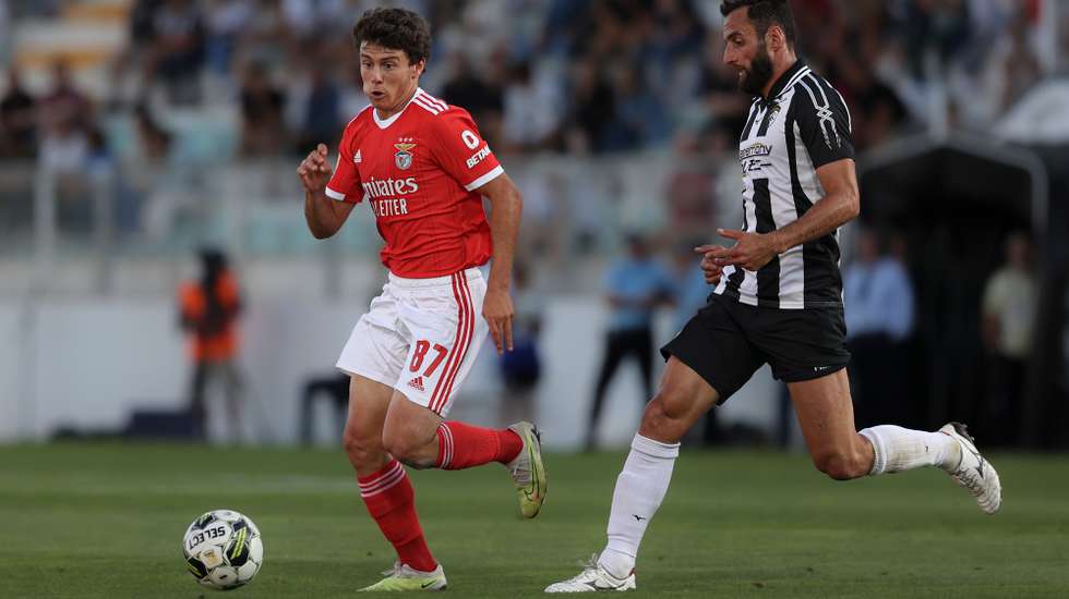 O jovem médio português voltou a ser titular na equipa de Roger Schmidt
