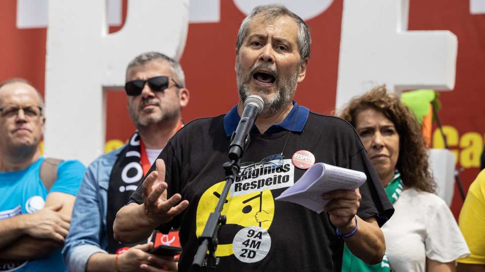 O secretário-geral da Fenprof, Mário Nogueira discursa na manifestação de professores em dia de greve nacional de professores e educadores na Avenida dos Aliados no Porto, 6 de junho de 2023. A data (6-6-23) é simbólica, pelos seis anos, seis meses e 23 dias de tempo de serviço que os professores querem recuperar. JOSÉ COELHO/LUSA