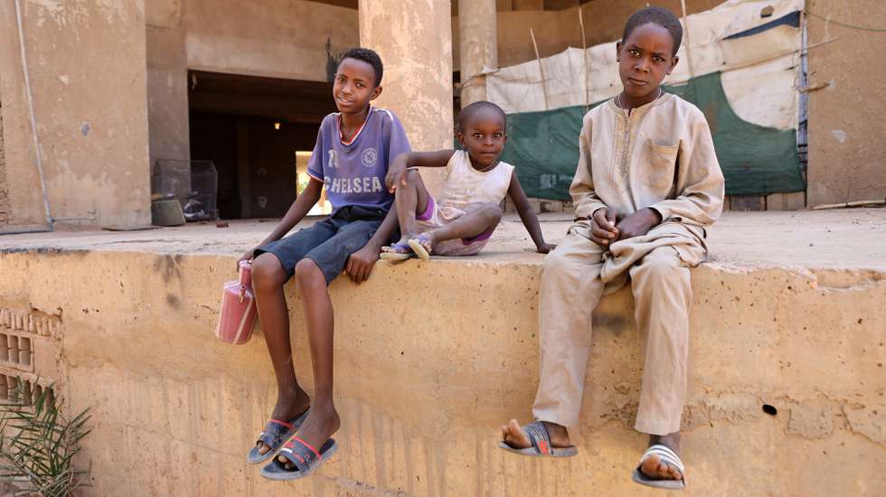 epa10578769 Sudanese children wait on a street while looking for drinking water after supplies were affected due to the ongoing fighting between Sudanese army and paramilitaries of the Rapid Support Forces (RSF) in Khartoum, Sudan, 18 April 2023. A power struggle erupted 15 April between the Sudanese army led by army Chief General Abdel Fattah al-Burhan and the paramilitaries of the Rapid Support Forces (RSF) led by General Mohamed Hamdan Dagalo, resulting in at least 200 deaths according to doctors' association in Sudan. The RSF on 18 April said it approved a 24-hour ceasefire to allow evacuation of the wounded, however the Sudanese army did not confirm the deal.  EPA/STRINGER
