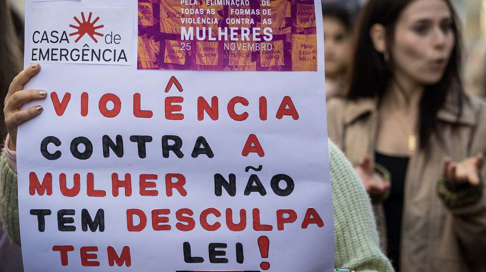 Marcha contra a Violência Doméstica e de Género no Porto, 25 de novembro de 2023. Esta marcha realiza-se no âmbito dos "16 Dias de Ativismo contra a Violência de Género". JOSÉ COELHO/LUSA