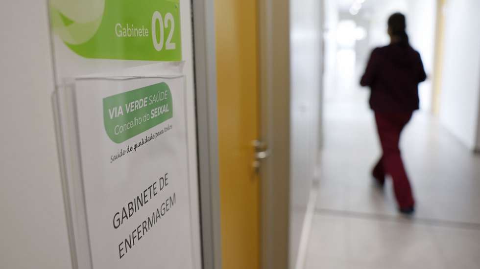 Reportagem sobre a medida Via Verde, que permite aos utentes sem médico de família marcar de véspera, pelo telefone, uma consulta e serem atendidos por elementos de uma equipa composta por médicos, enfermeiros e assistentes, no Centro de Saúde de Corroios, em Almada, 26 de janeiro de 2023. (ACOMPANHA TEXTO DO DIA 06 FEVEREIRO 2023)  ANTÓNIO PEDRO SANTOS/LUSA