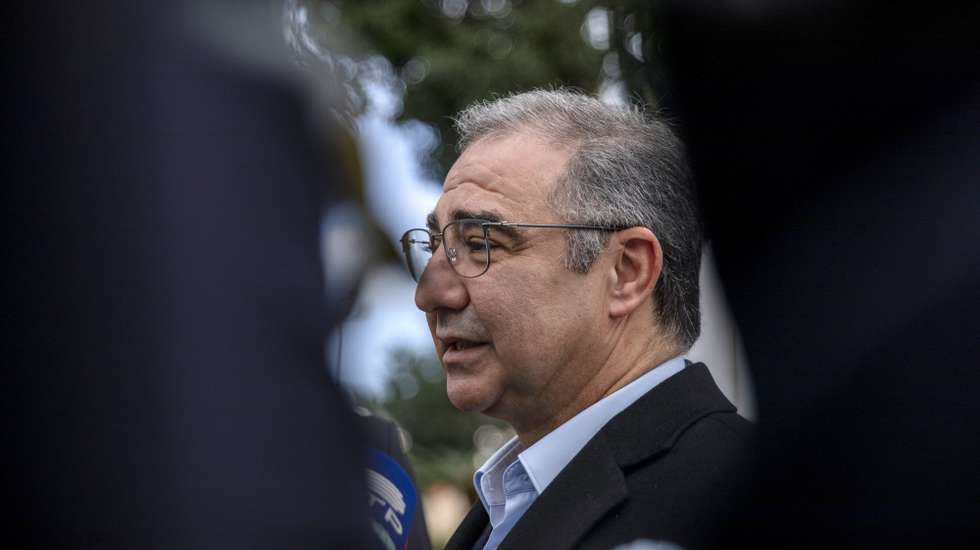O presidente do Partido Social Democrata Açores (PSD) , José Manuel Bolieiro, fala aos jornalistas após exercer o seu direito de voto para as eleições regionais dos Açores na junta de freguesia de Fajã de Baixo, em Vila Franca, Açores. 04 de Fevereiro de 2024. Onze forças políticas, incluindo três coligações, disputam hoje os 57 lugares do parlamento açoriano nas legislativas regionais, que decorrem cerca de oito meses antes do previsto. EDUARDO COSTA/LUSA