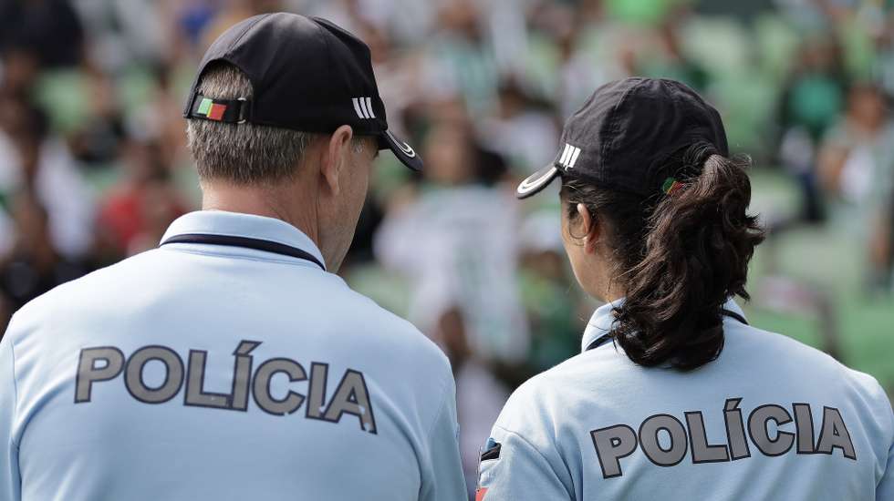 Elementos da PSP durante o jogo da 2ª jornada da I Liga de futebol, Rio Ave FC vs SC Farense, realizado no Estádio do Rio Ave Futebol Clube, 17 Agosto 2024, MANUEL FERNANDO ARAUJO/LUSA