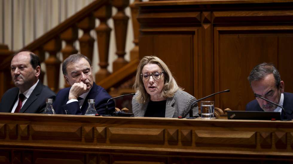 A ministra do Trabalho, Solidariedade e Segurança Social, Maria do Rosário Ramalho (2-D), fala perante a Comissão de Orçamento, Finanças e Administração Pública, na Assembleia da República em Lisboa, 15 de novembro de 2024. FILIPE AMORIM/LUSA