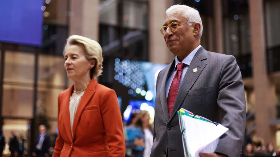 epa11784355 European Council President Antonio Costa (R) and European Commission President Ursula von der Leyen attend a news conference during  EU-Western Balkans Summit in Brussels, Belgium, 18 December 2024. EU and Western Balkans leaders are meeting in Brussels to discuss strengthening regional cooperation and partnerships.  EPA/OLIVIER HOSLET