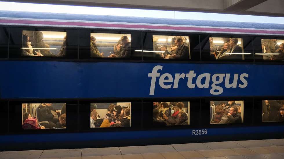 Uma carruagem de um comboio da Fertagus na Estação Ferroviária do Pragal, em Almada, 14 de janeiro de 2025. A presidente da câmara municipal de Almada, Inês Medeiros fez esta manhã uma declaração sobre os constrangimentos apontados por vários utentes em horas de ponta na linha da Fertagus e particularmente na estação do Pragal. RUI MINDERICO/LUSA